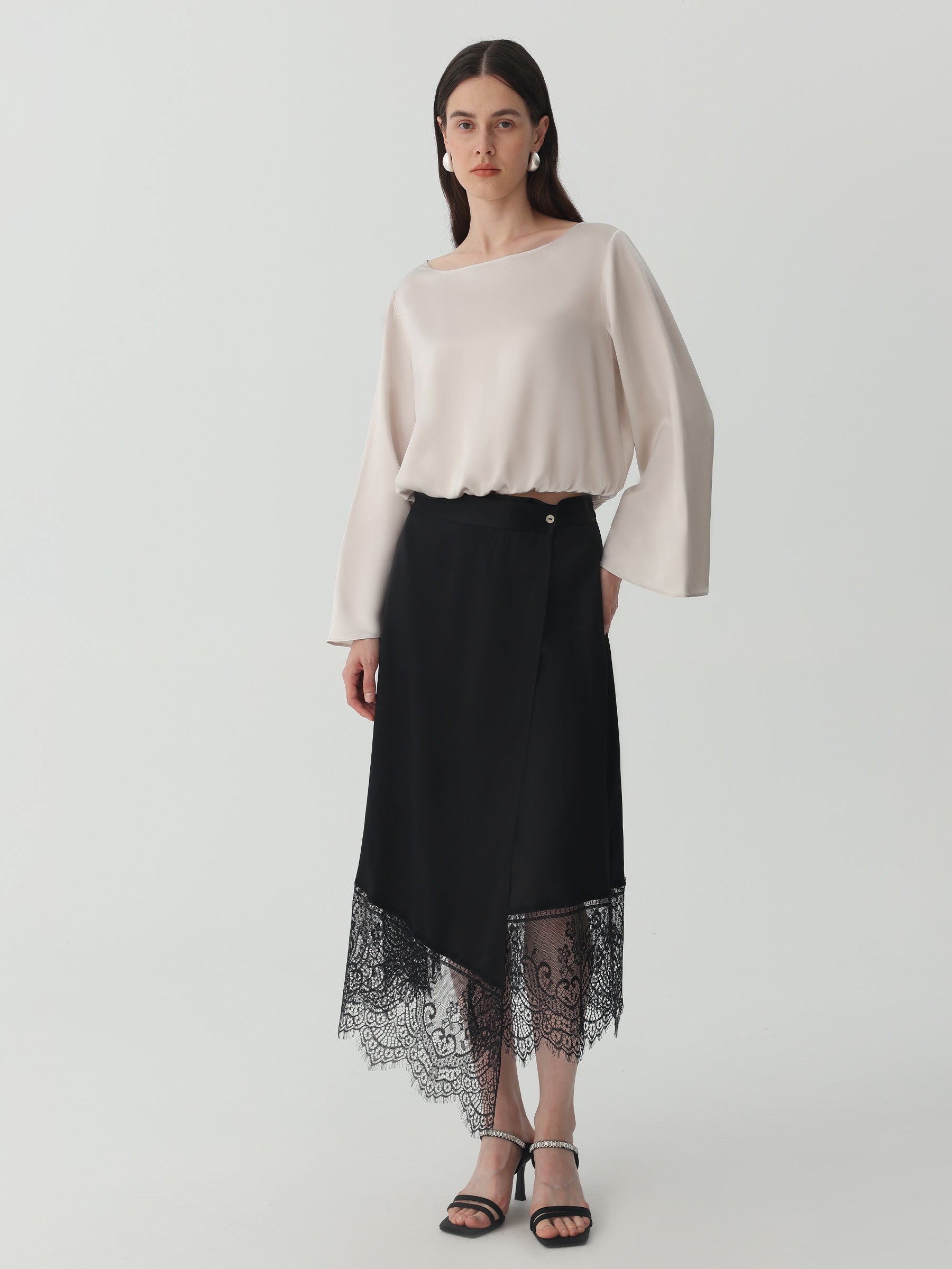 Bell-sleeved top in Silk #color_Soft Gray White