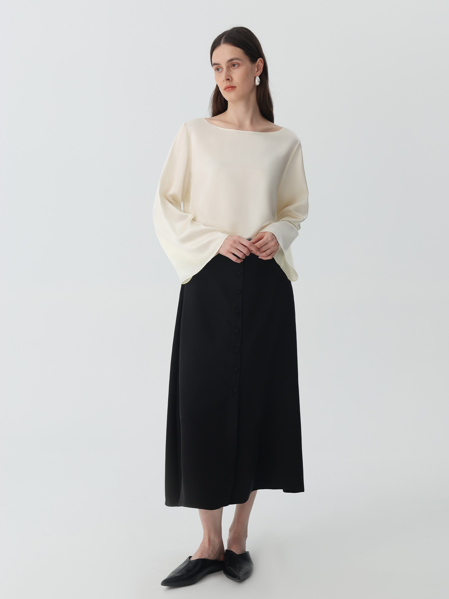 Bell-sleeved top in Silk #color_Pear White