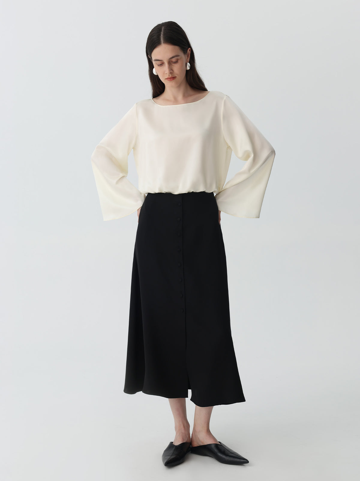 Bell-sleeved top in Silk #color_Cream