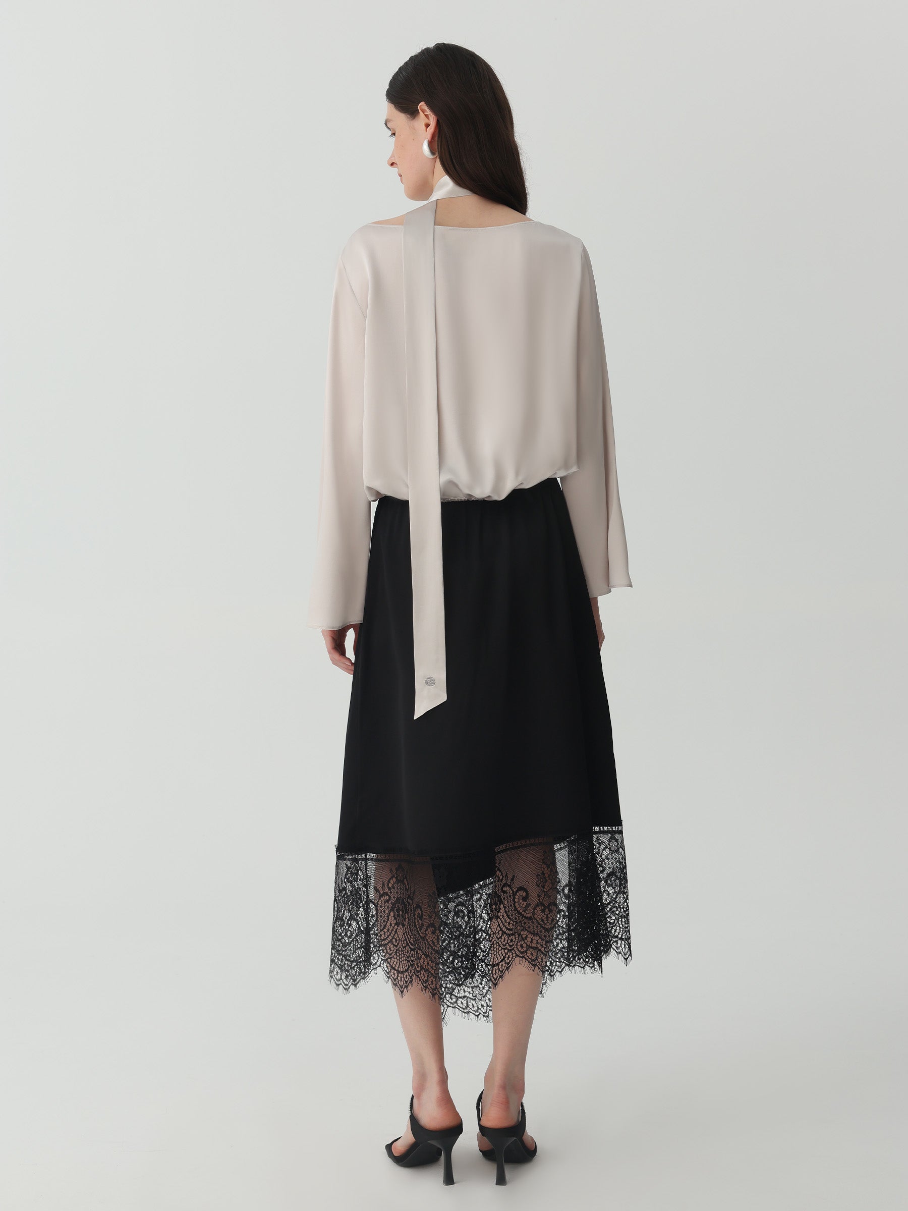 Bell-sleeved top in Silk #color_Soft Gray White