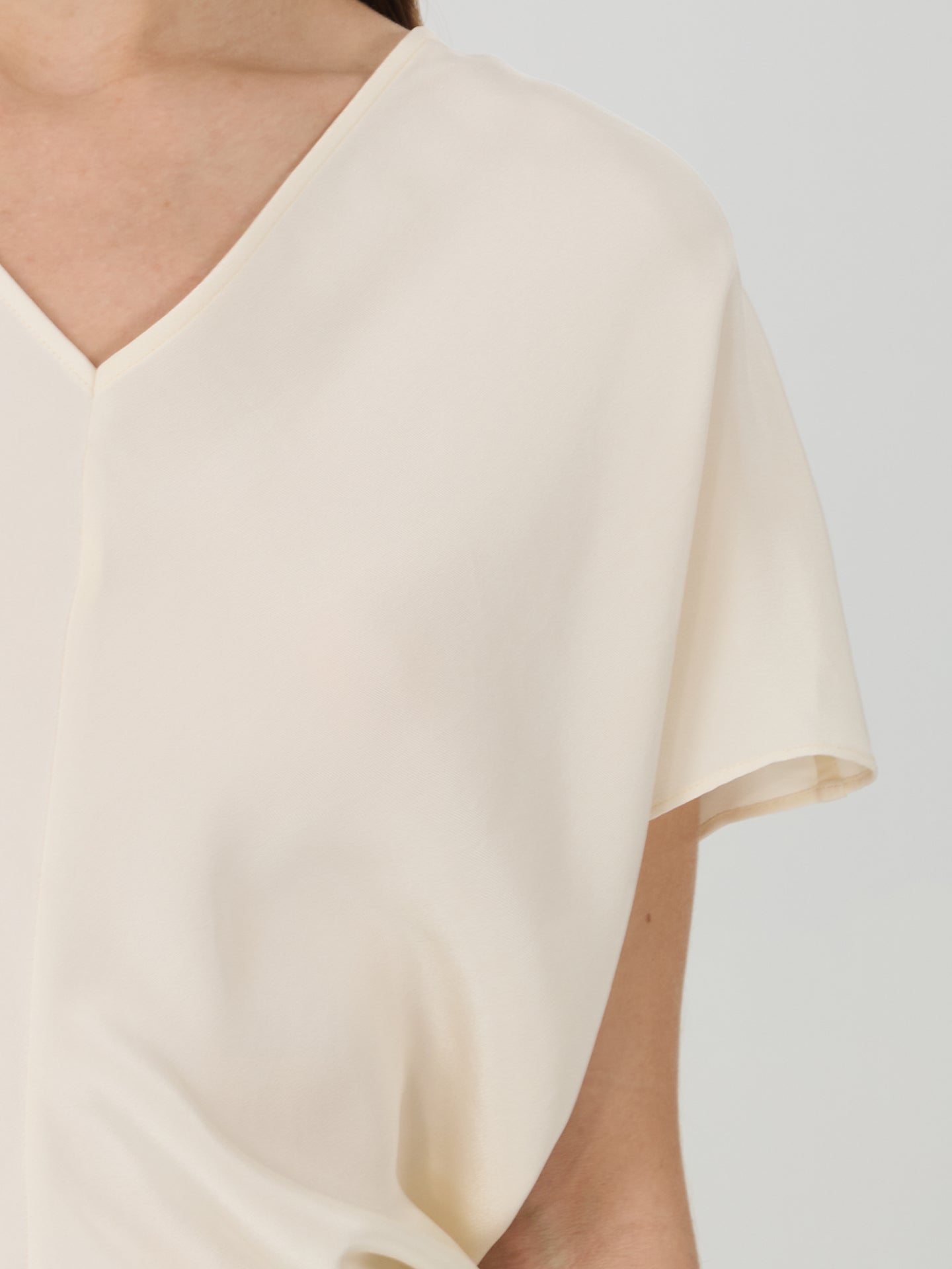 Mulberry Silk V-Neck Ruched Twist Top#color_Ivory White