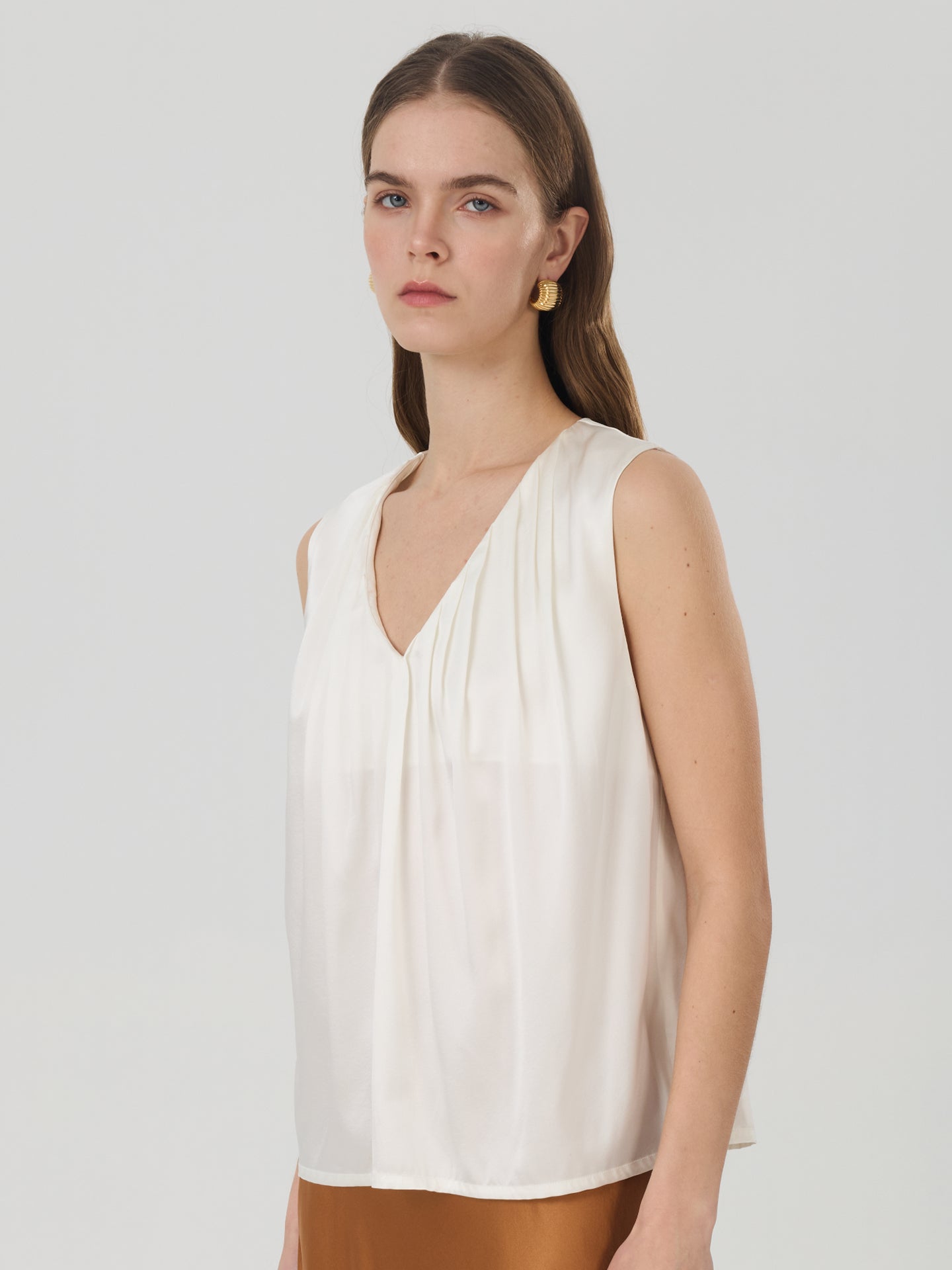 Mulberry Silk V-Neck Pleated Sleeveless Shirts#color_White