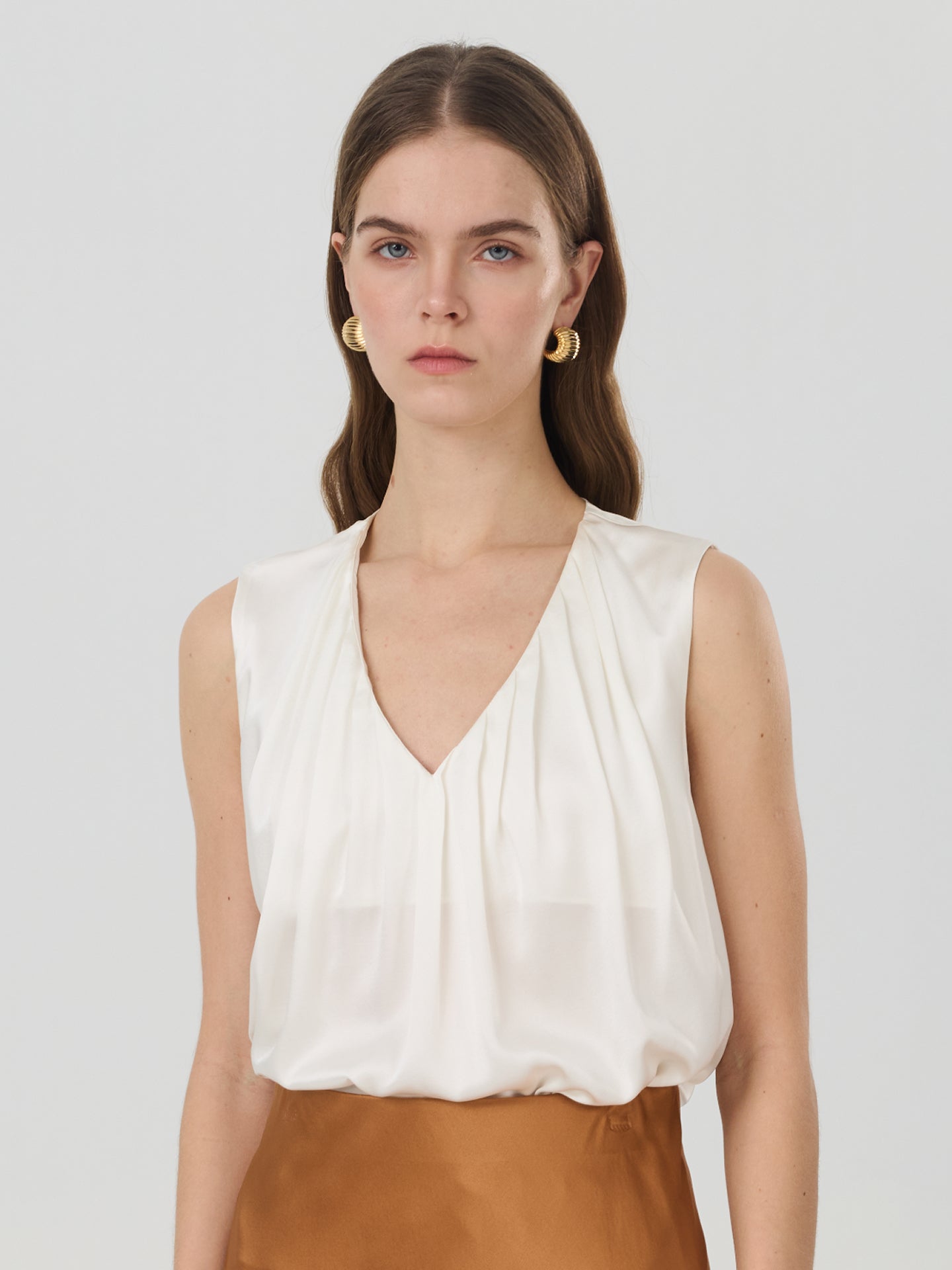 Mulberry Silk V-Neck Pleated Sleeveless Shirts#color_White