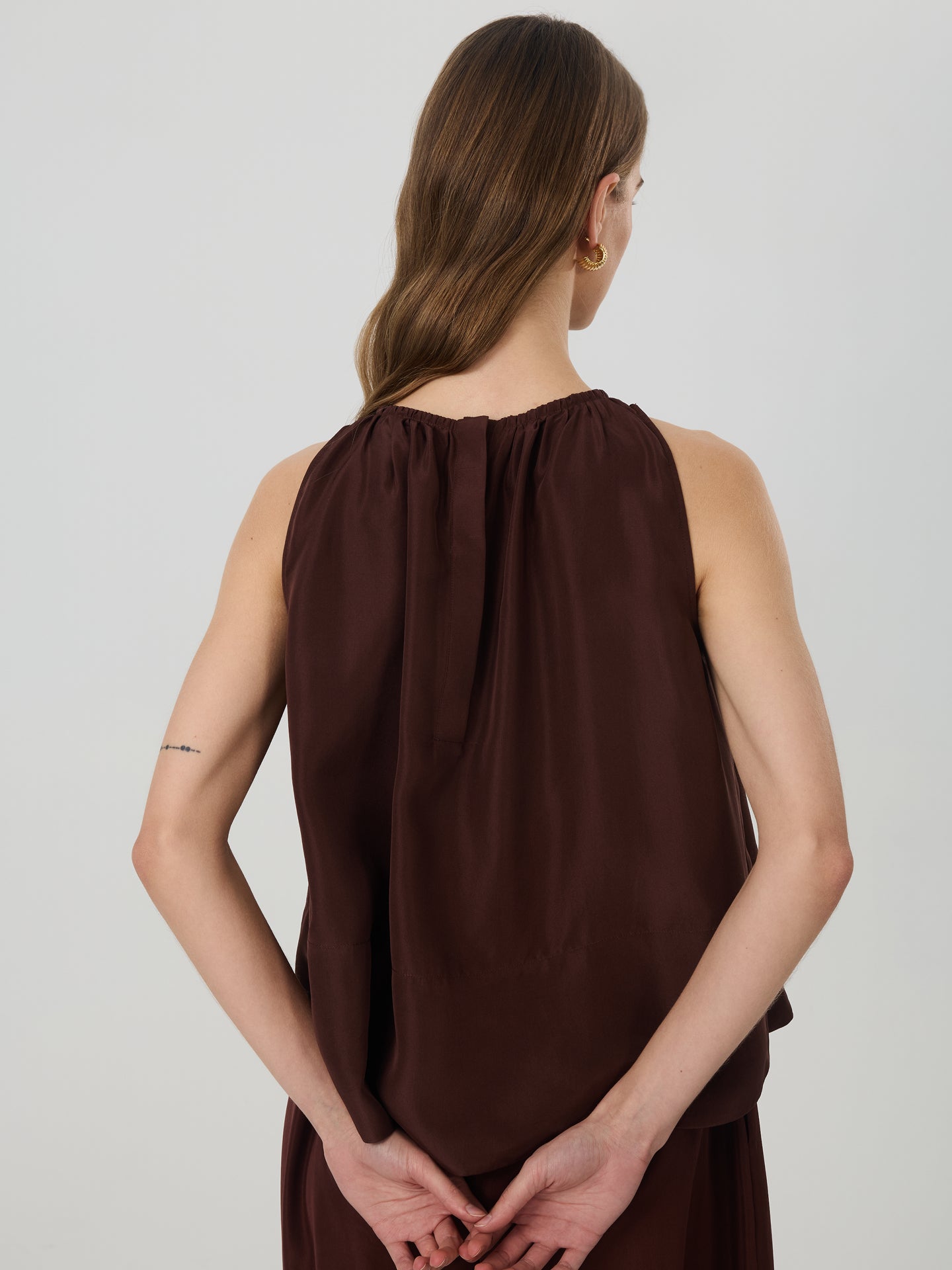 Mulberry Silk Gathered Neck Sleeveless Shirts#color_Chocolate
