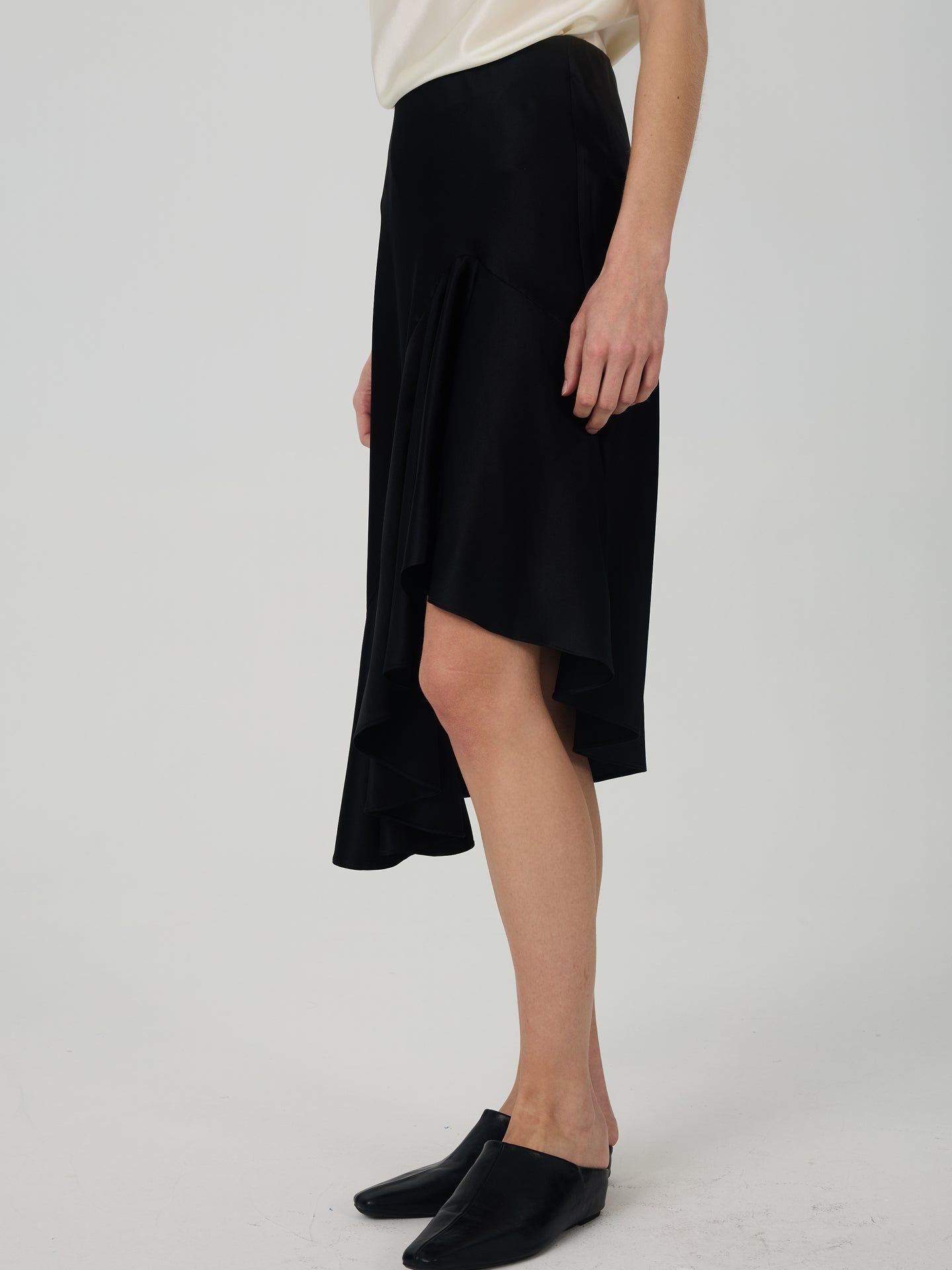 22 Momme Silk Asymmetrical Ruffle Midi Skirt#color_Black