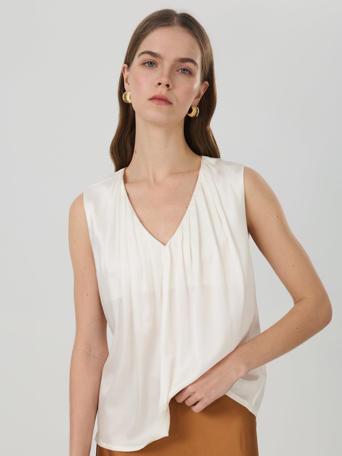 Mulberry Silk V-Neck Pleated Sleeveless Shirts#color_White