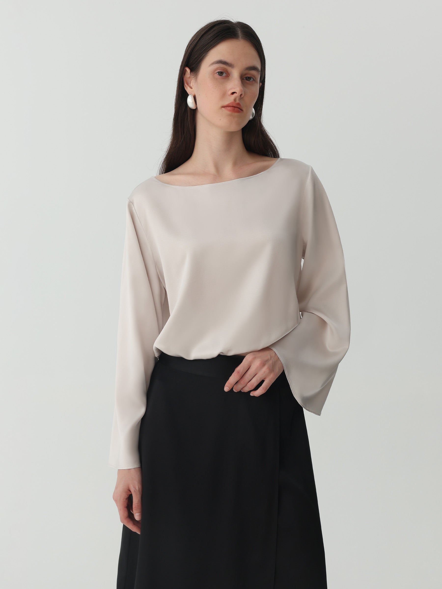 Bell-sleeved top in Silk #color_Soft Gray White