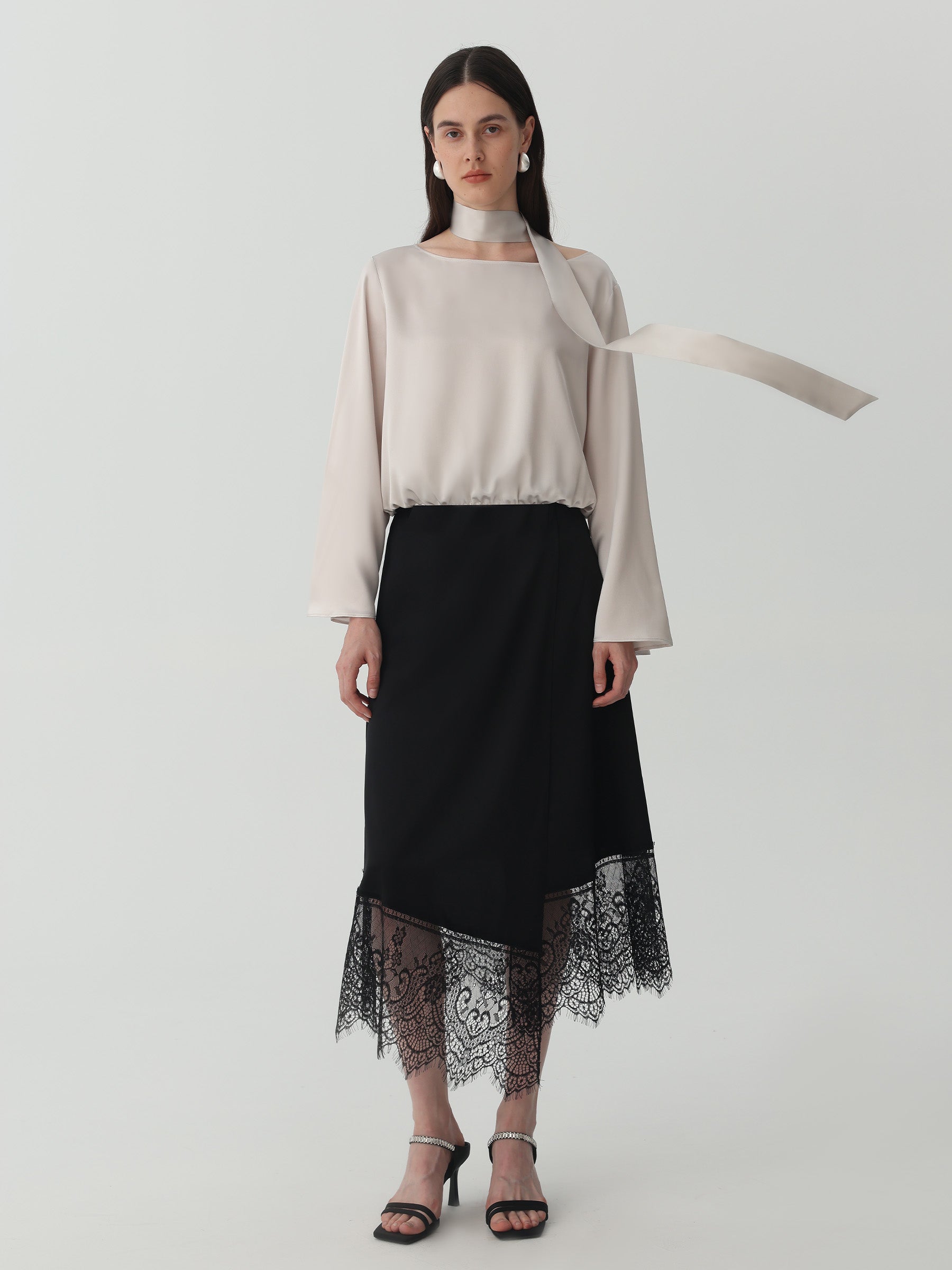 Bell-sleeved top in Silk #color_Soft Gray White