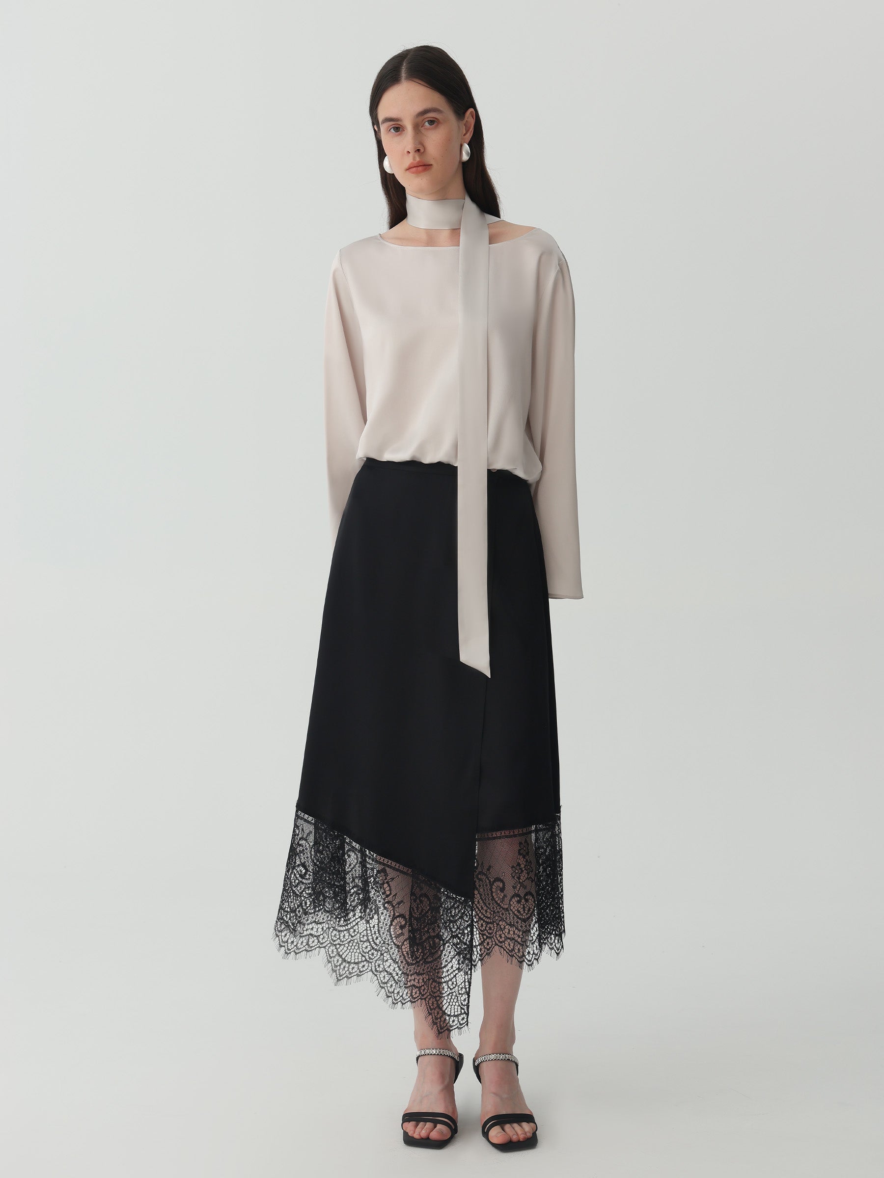 Bell-sleeved top in Silk #color_Soft Gray White