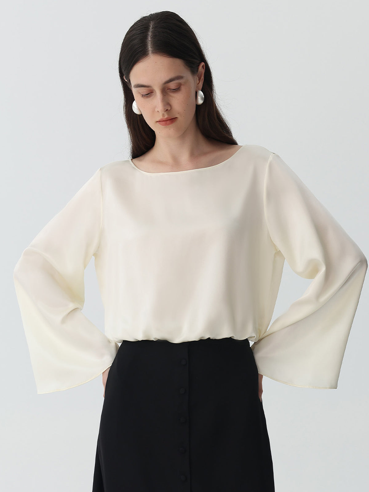 Bell-sleeved top in Silk #color_Cream