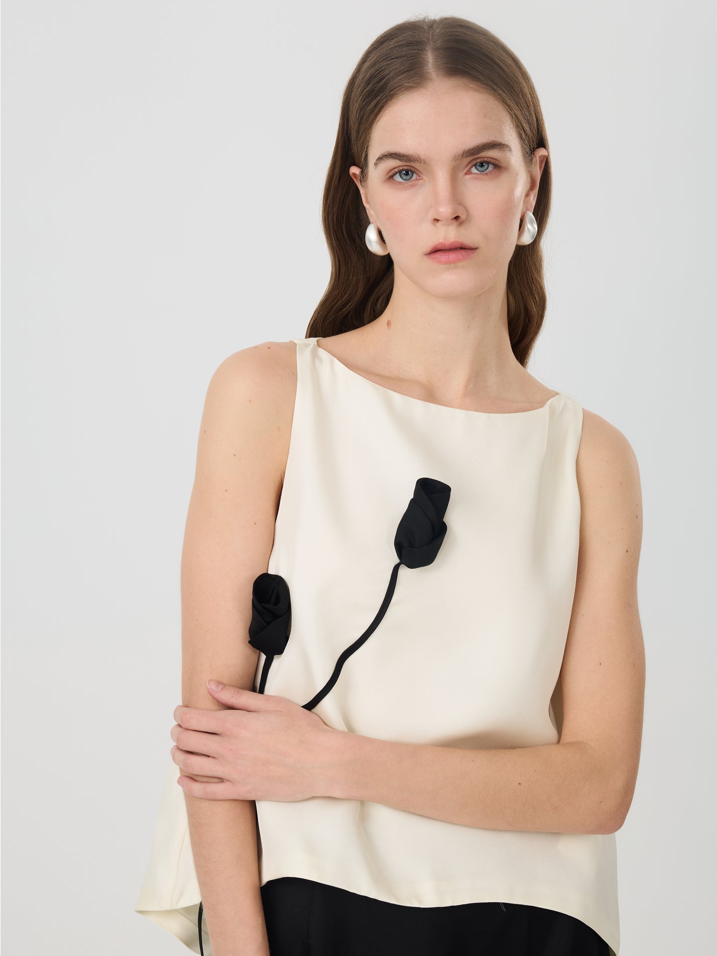 Mulberry Silk Floral Applique Sleeveless Top#color_White