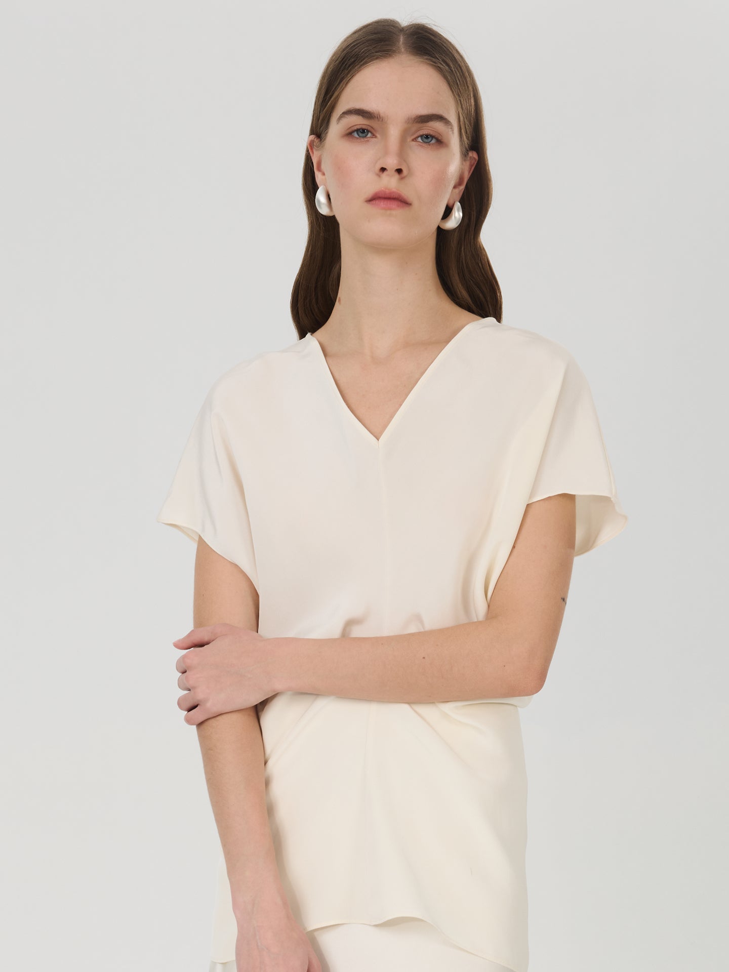 Mulberry Silk V-Neck Ruched Twist Top#color_Ivory White
