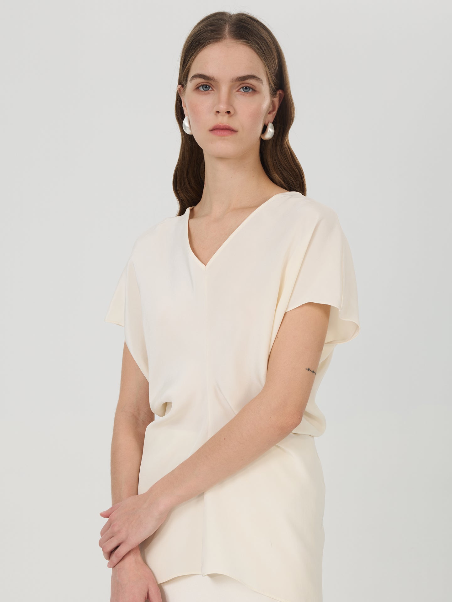 Mulberry Silk V-Neck Ruched Twist Top#color_Ivory White