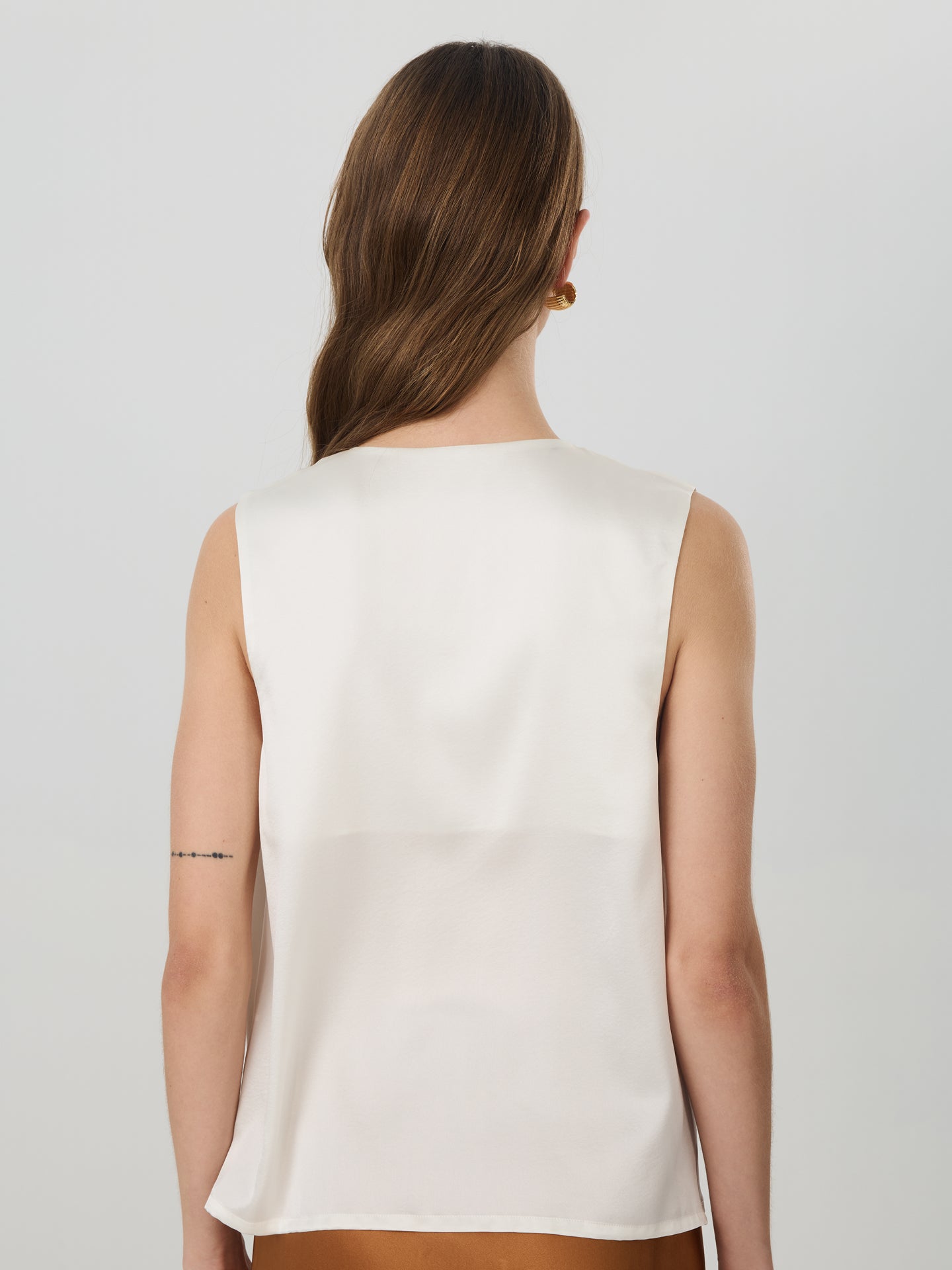 Mulberry Silk V-Neck Pleated Sleeveless Shirts#color_White