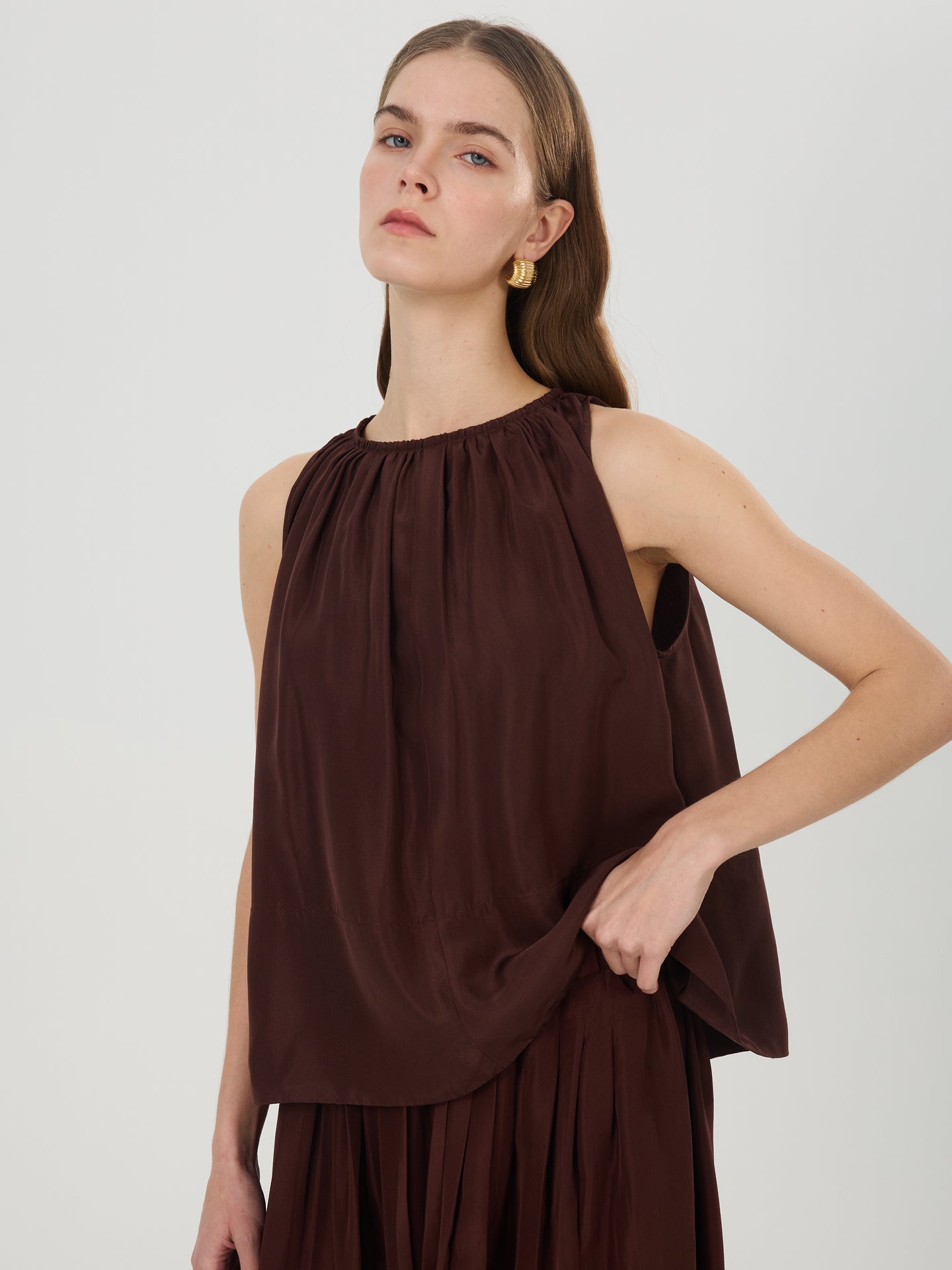 Mulberry Silk Gathered Neck Sleeveless Shirts#color_Chocolate