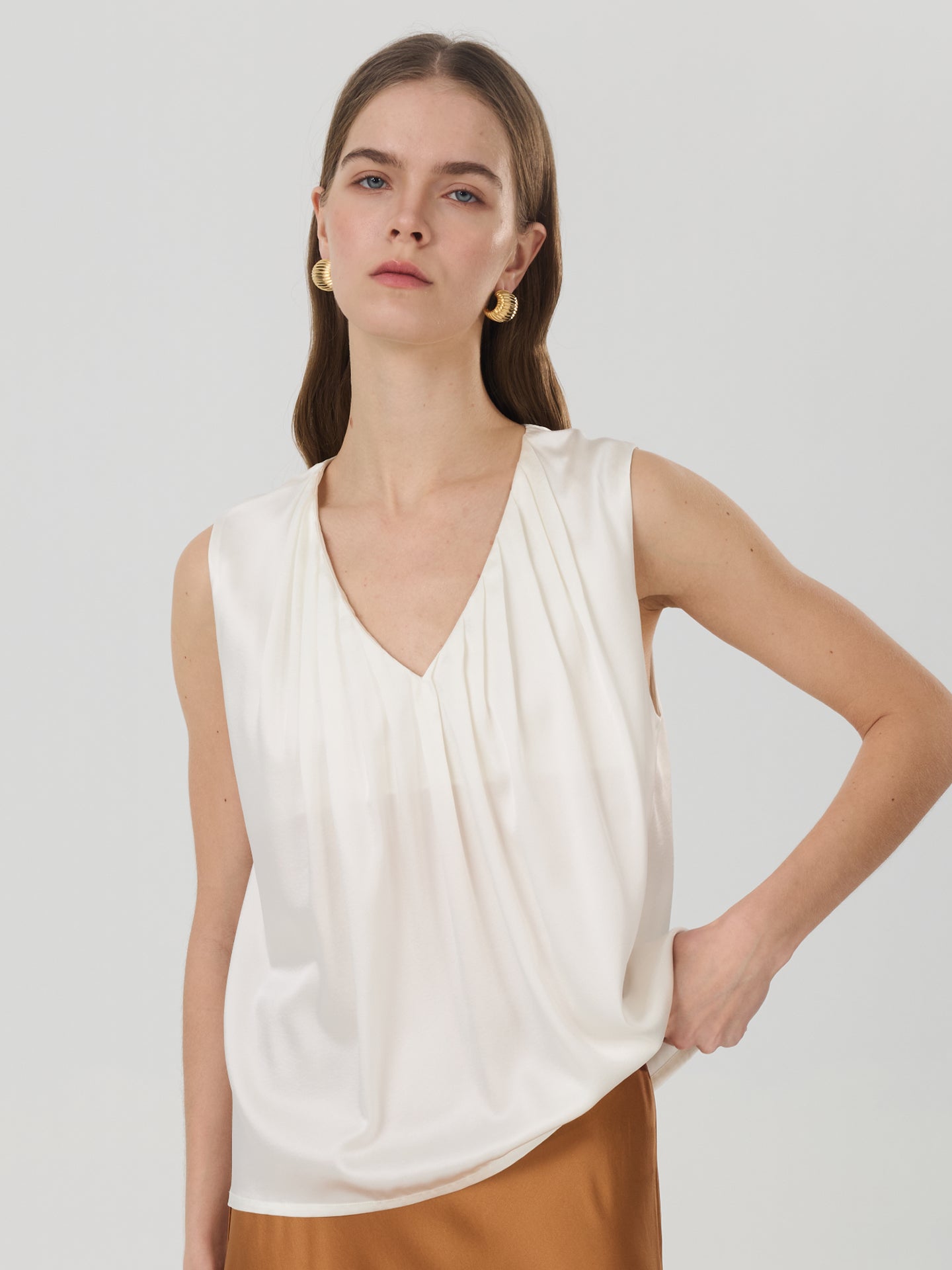 Mulberry Silk V-Neck Pleated Sleeveless Shirts#color_White