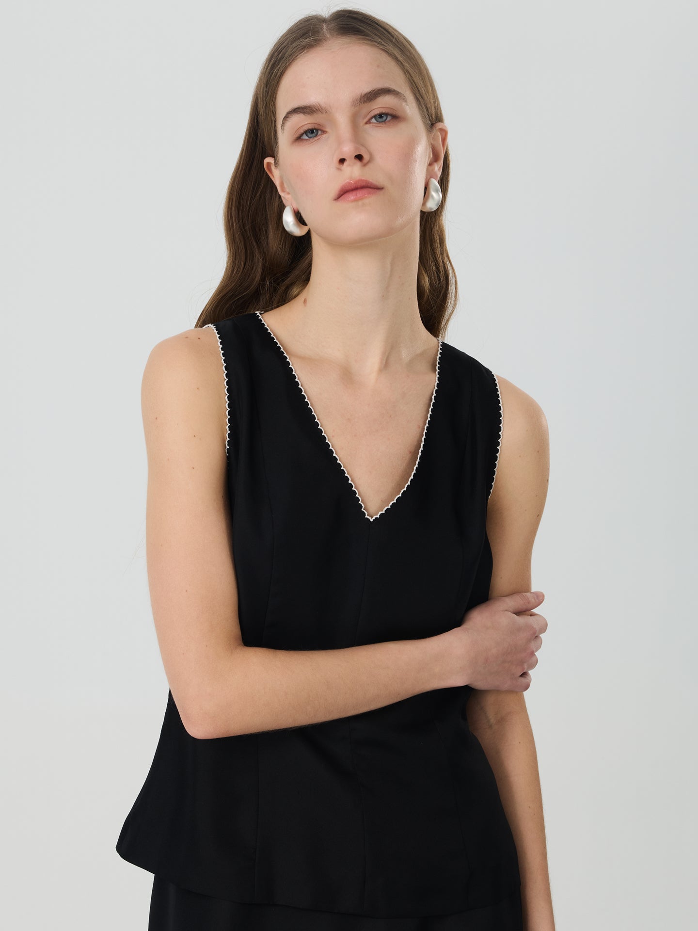 Mulberry Silk V-Neck Sleeveless Top#color_Black