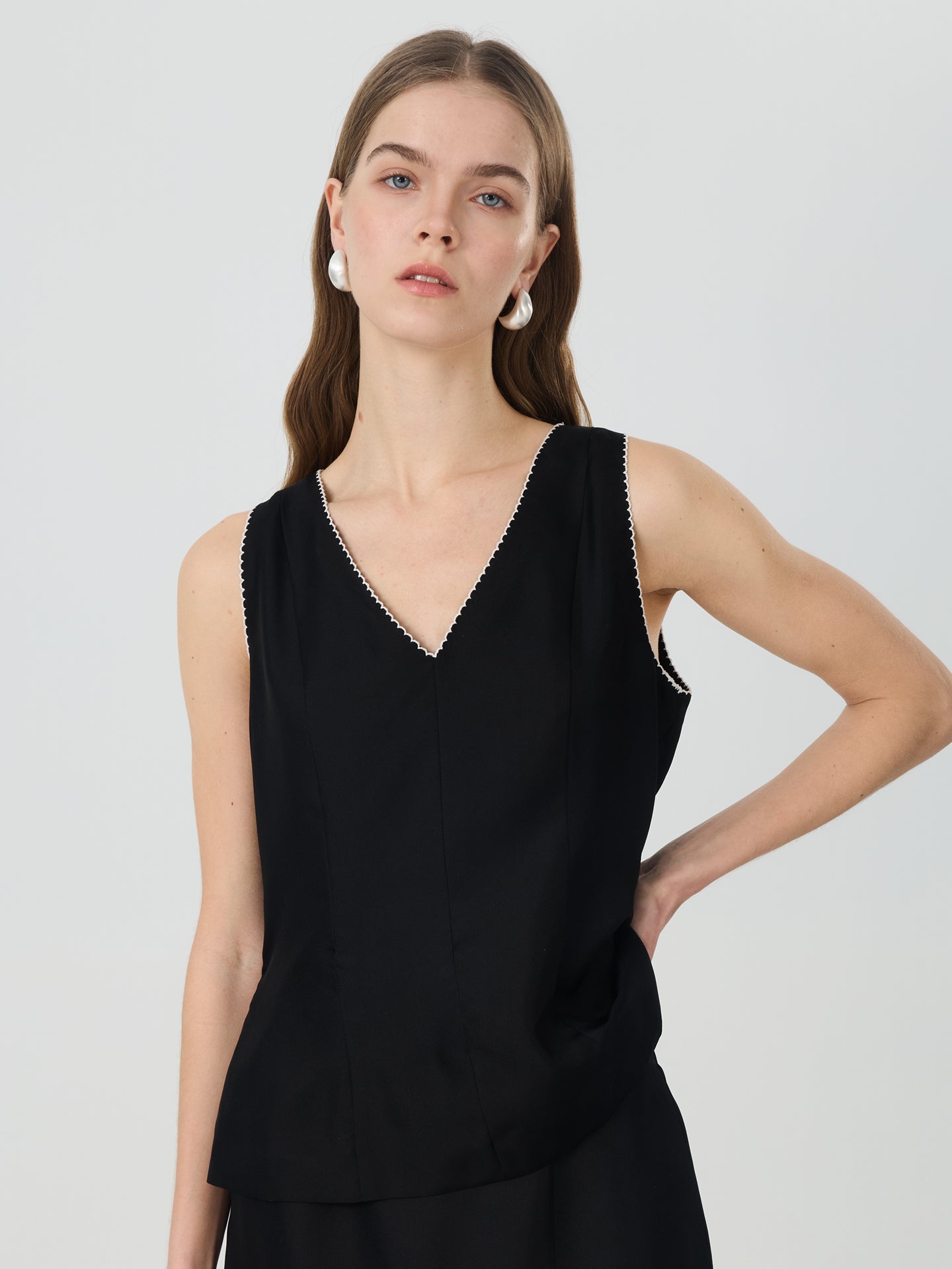 Mulberry Silk V-Neck Sleeveless Top#color_Black