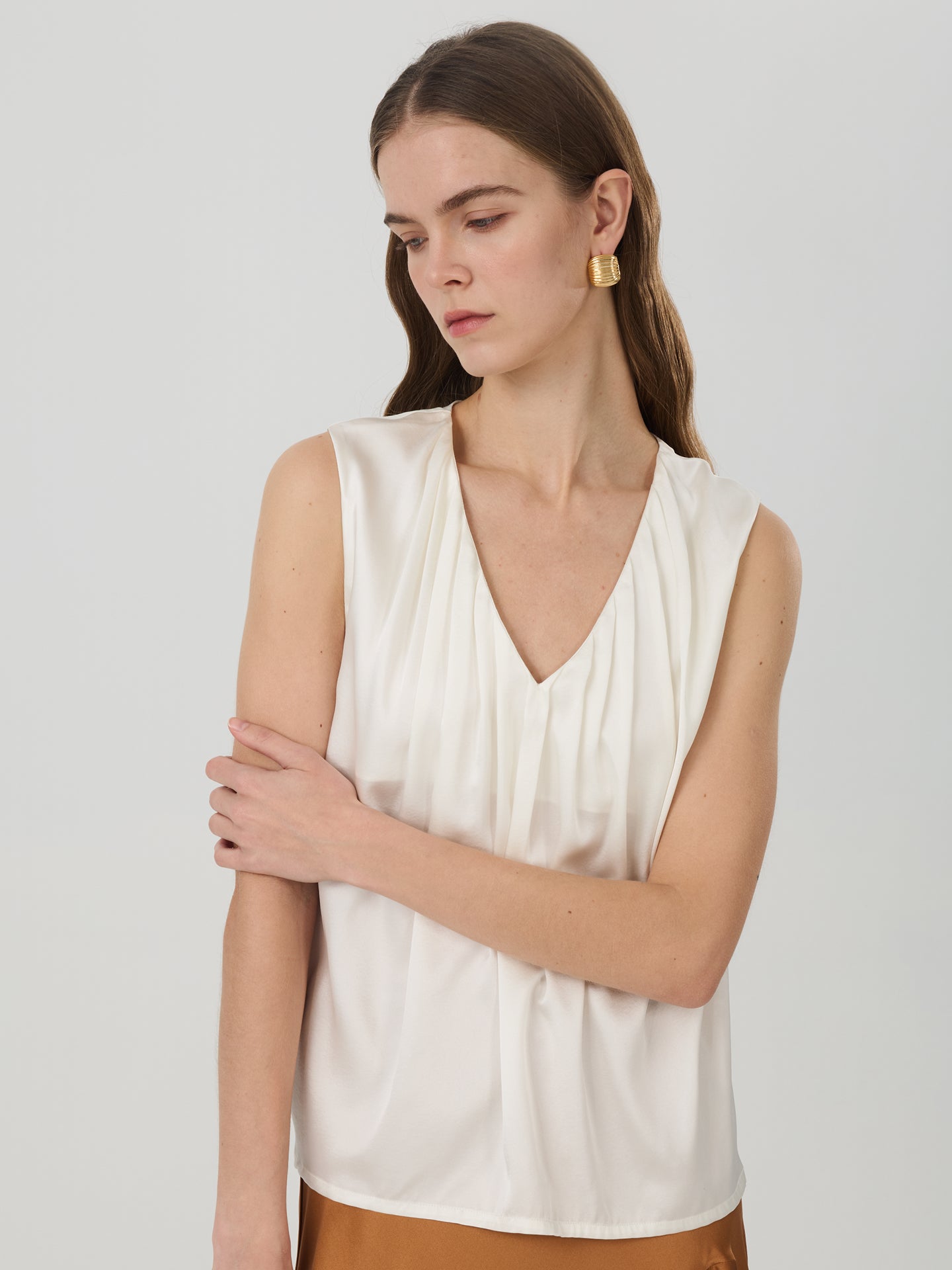 Mulberry Silk V-Neck Pleated Sleeveless Shirts#color_White