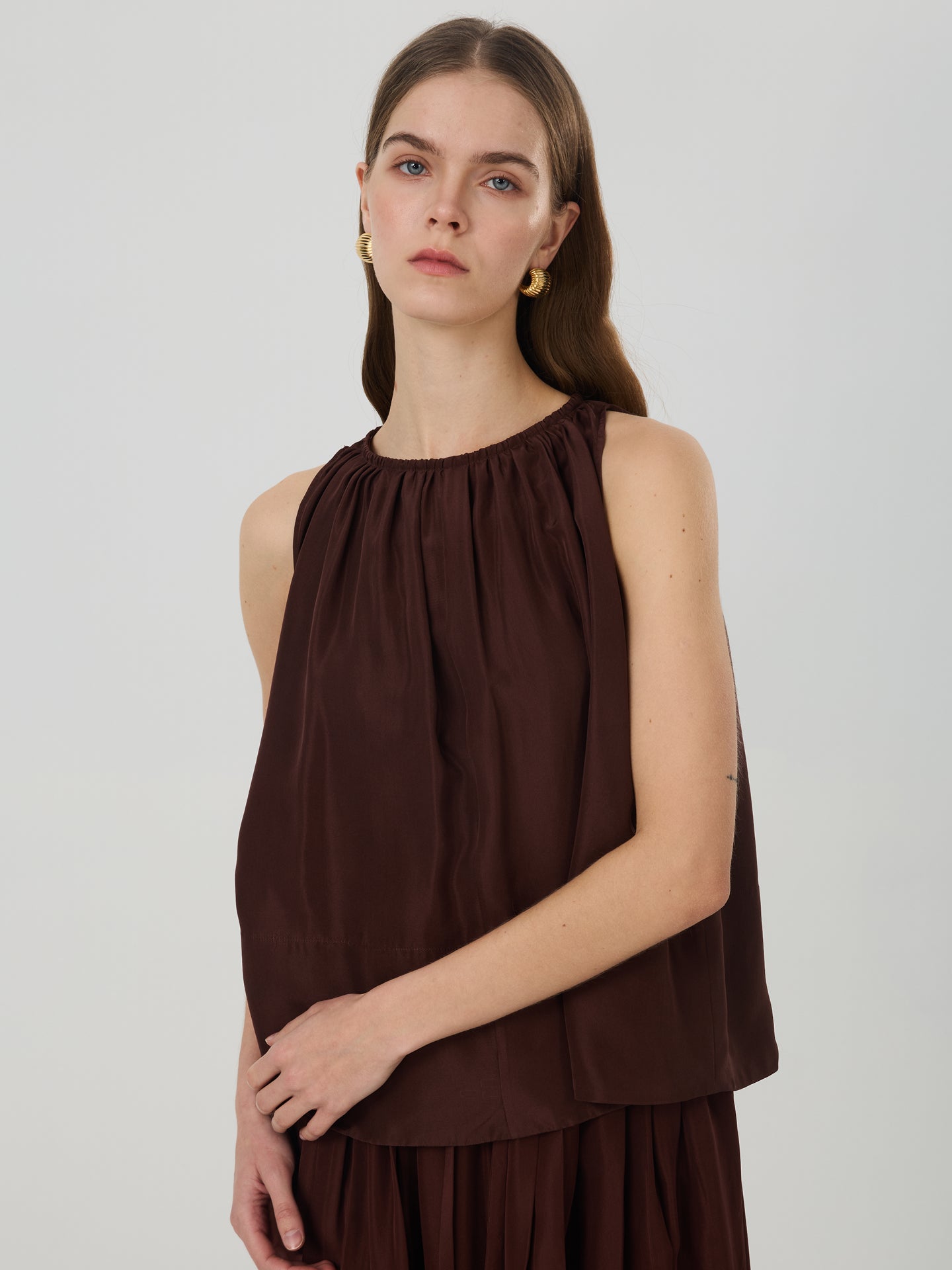 Mulberry Silk Gathered Neck Sleeveless Shirts#color_Chocolate